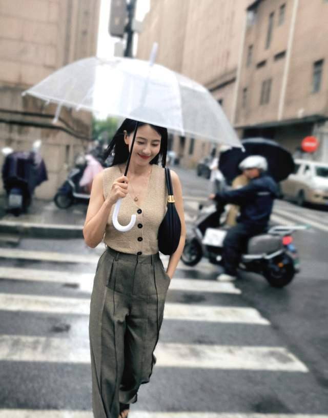 高圆圆骑自行车接女儿放学,身穿卡其色短袖长裙搭配棕色瑜伽裤,休闲又