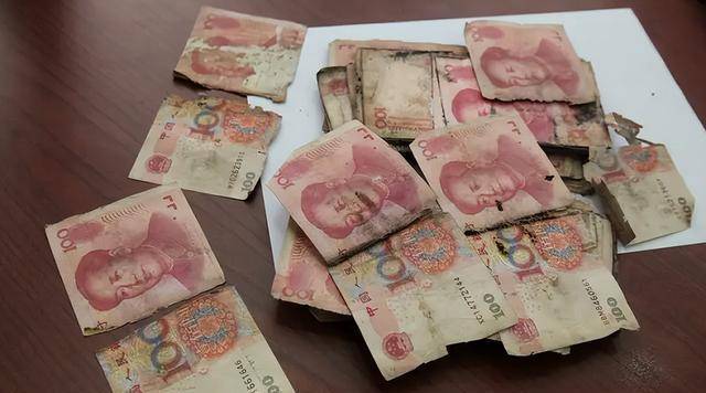 他们二人绝不该拥有上百万的玛莎拉蒂与一行李箱能被放置发霉的人民币