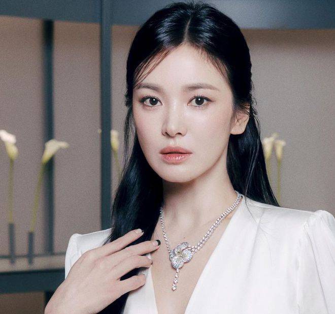 宋慧乔ins晒照:皮肤白皙气质佳,白衣黑裙长发飘飘!_照片_珠宝_衬衫