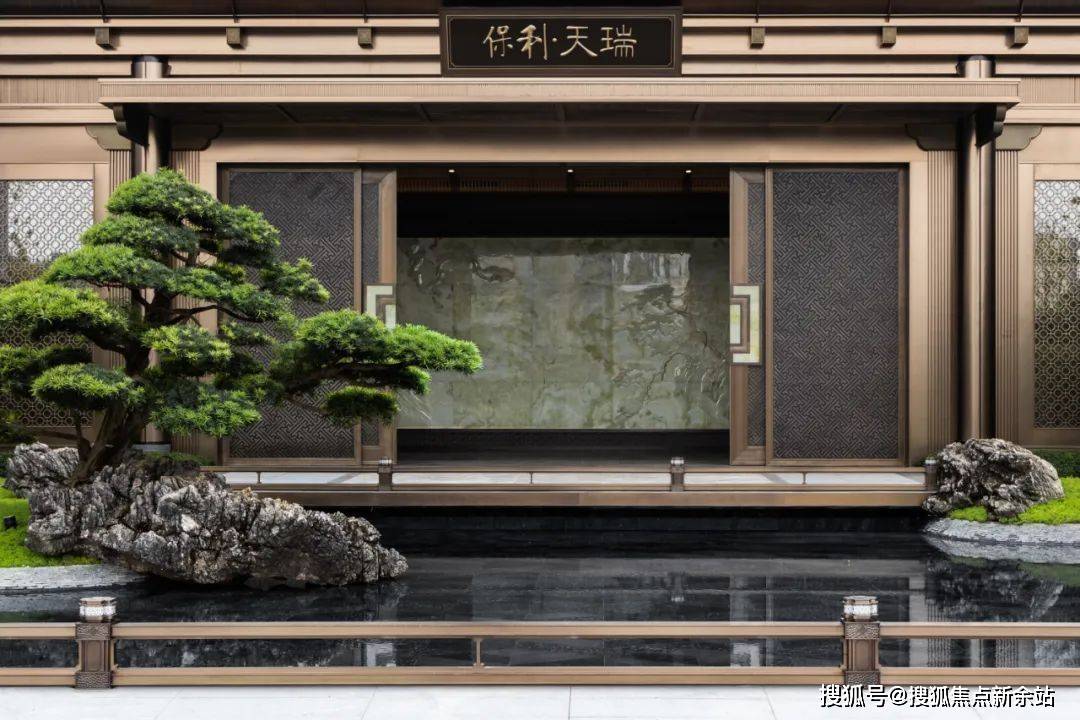 满眼都是假山,叠水,屏风等高端中式园林元素,千年松 龟纹石的组合又