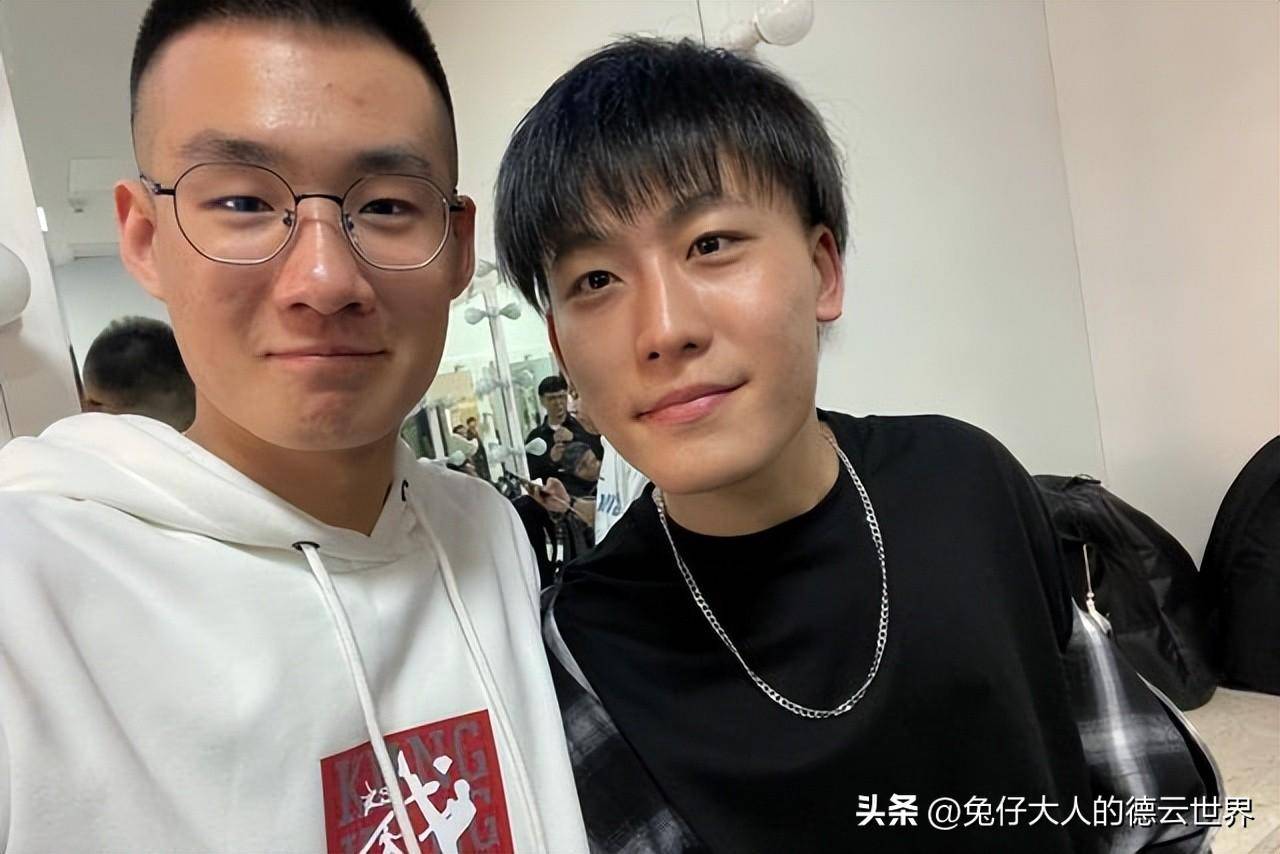 宋昊然与三哥孔云龙的徒弟于筱怀是搭档,目前都在德云七队发展.