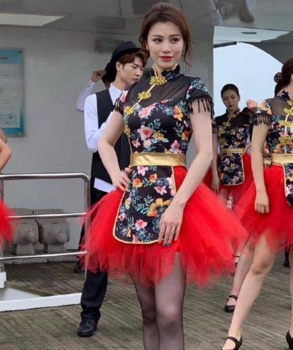 葛天变得更有魅力了,她的黑鞋和超短旗袍成为了关注的焦点!