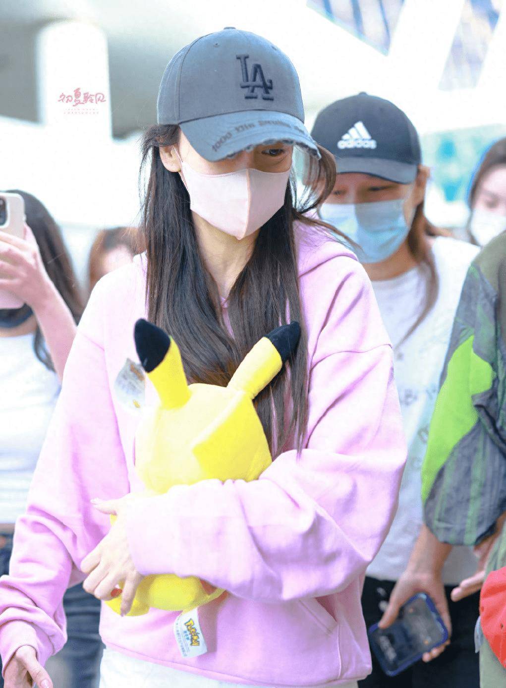 lisa账号被封,杨颖张嘉倪被禁言,《奔跑吧》已将杨颖除名_疯马_网友