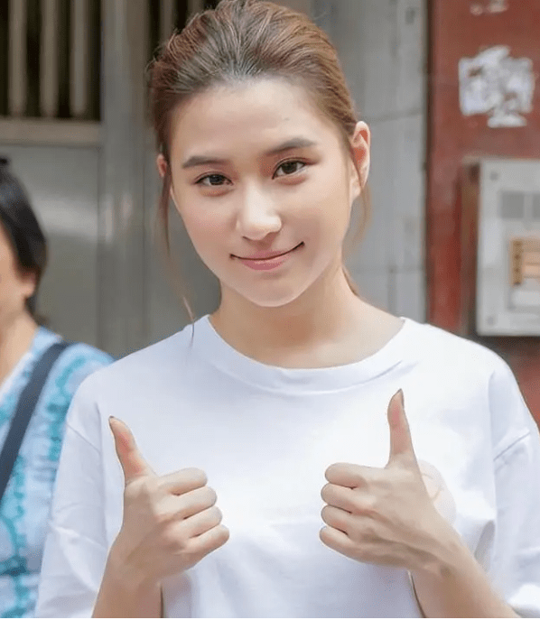 窦骁何超莲夫妻首次合体亮相,两人被迫营业笑容尴尬_男人_女方_男朋友