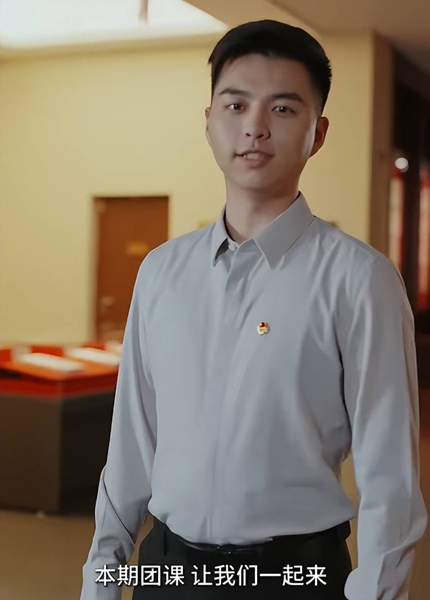 赵建铭:沉寂两年再出山,主持《青年大学习》声音颜值很有央视范_节目