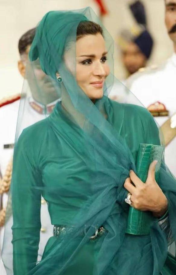 韩国首相同框卡塔尔太后,穿西装戴眼镜显嫩不少,气场却差一大截_女性