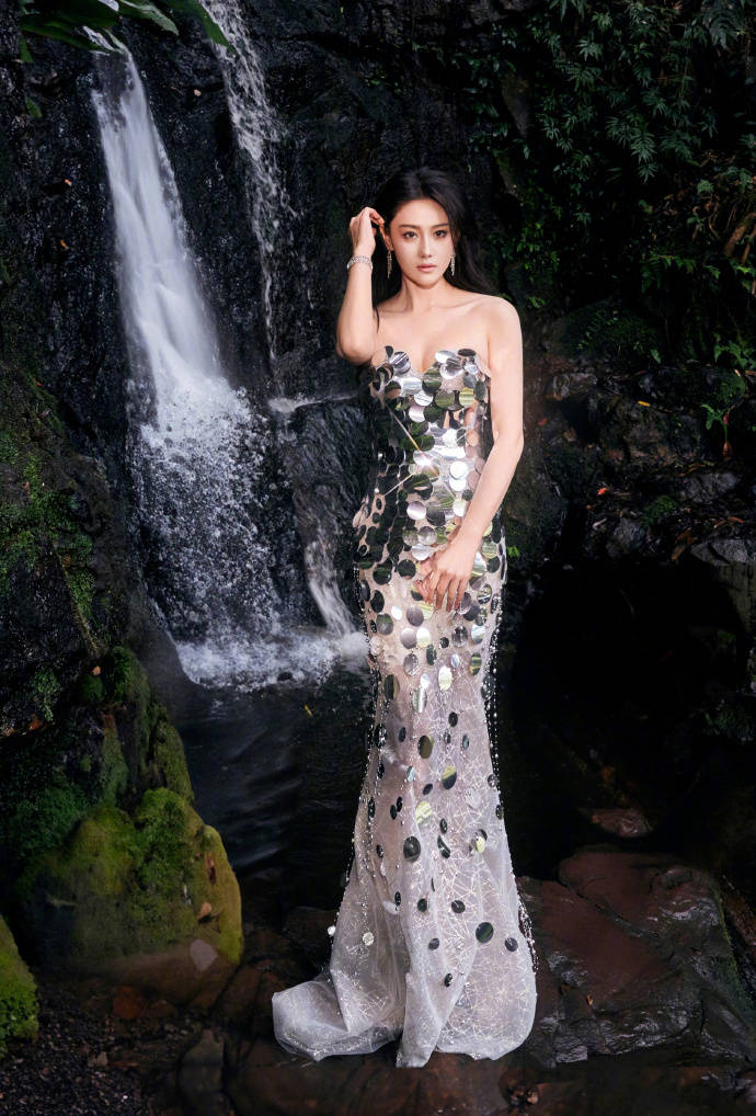 著名女星张馨予穿鱼鳞片低胸长裙,宛如迷失在森林中的鱼美人,美得惊艳