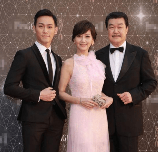 贾乃亮赵雅芝罕同框,两人年龄差31岁还演母子,状态却像同龄人_活动