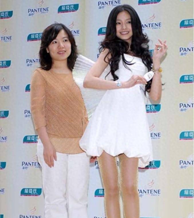 大s演的比小s还厉害,肉色鞋搭配神装太可爱了!