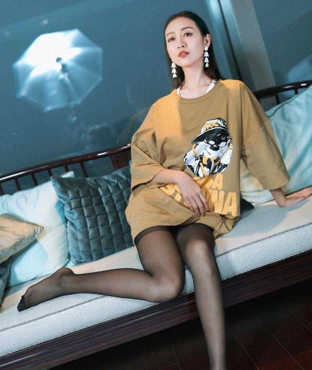 王鸥展现真尤物魅力,黑丝袜,宽松上衣变身纯正靓女!_女神_时尚_气质