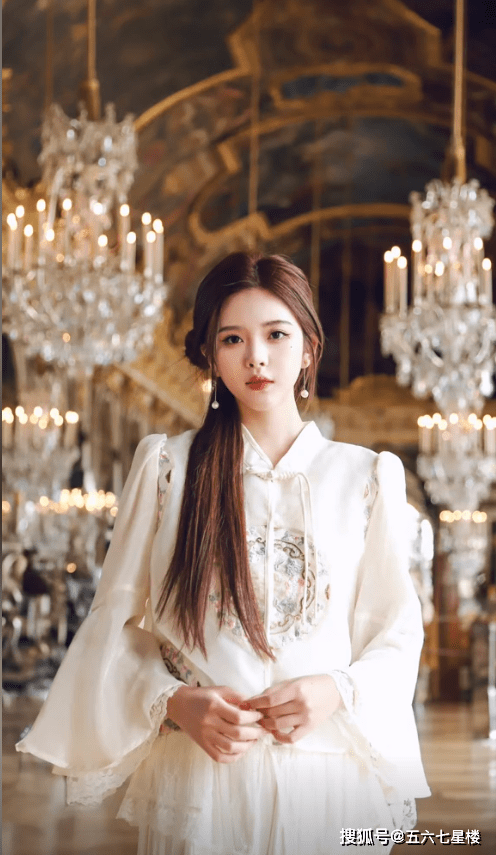 综上所述,彭十六在颜值方面确实非常出色,无论是古装造型还是日常生活