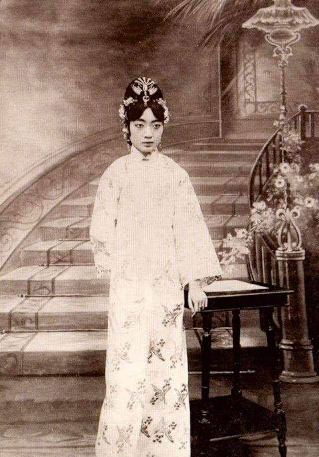 溥仪老婆末代皇后婉容和周冬雨很像,为何难逃悲惨的命运_父亲_女儿