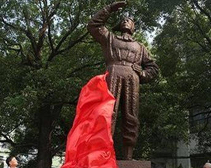 "民族英雄"高志航,30岁英勇牺牲,留下校花妻子,后来生活如何_叶蓉然