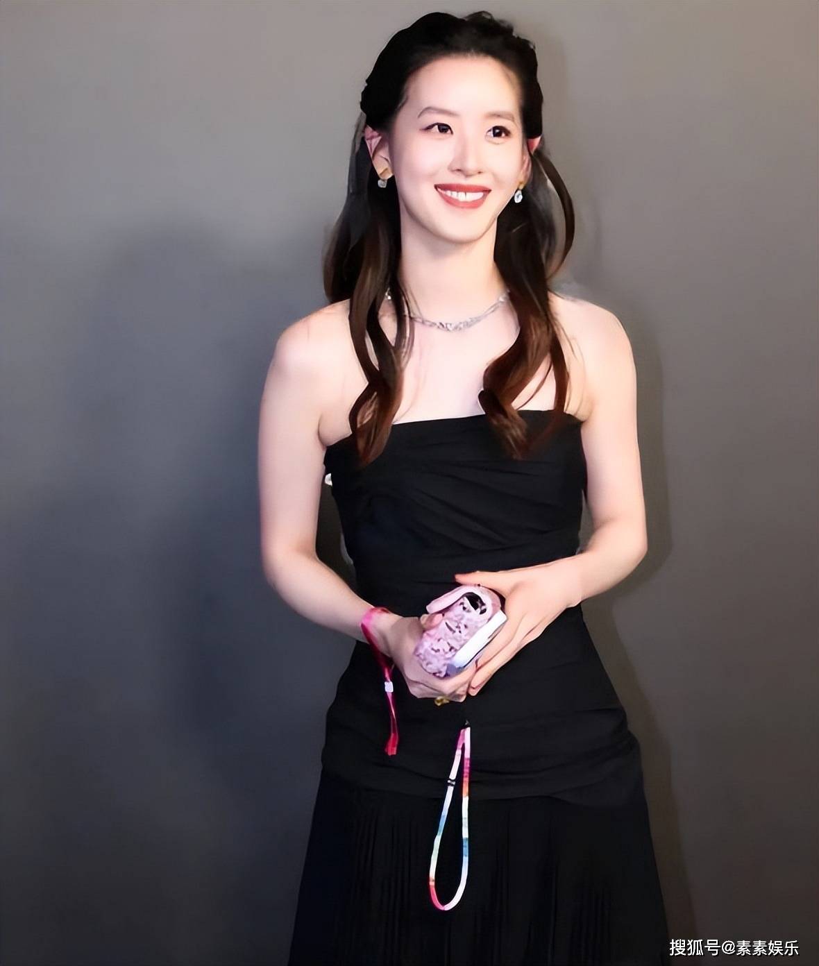 章泽天已经是两个孩子的妈妈了,在国外的她面相与容貌自然是