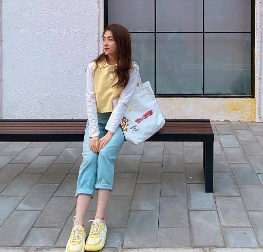 当初李兰迪的演技还备受章子怡韩雪的认可,可见有一定的天赋,再加上不