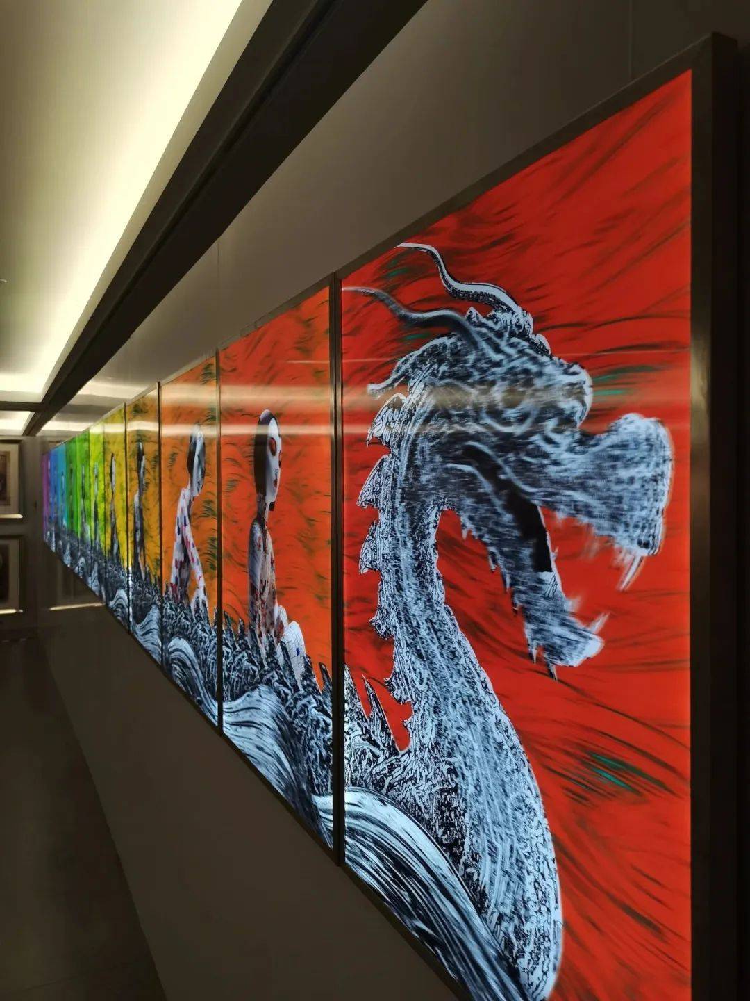 辛琦从他们的作品中提取了从1910年以来的海派年画女性形象,陶瓷质感