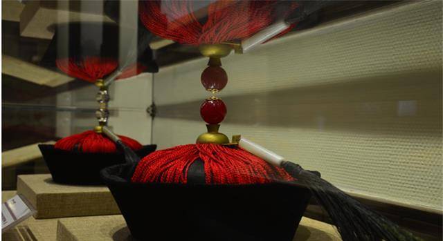 清朝官员帽子佩戴,每个官级戴的帽子都不同,样式都有讲究_时期_颜色