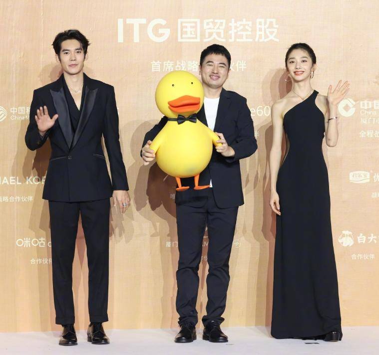 金鸡奖红毯:袁泉气质独特,刘德华雅痞吸睛,周冬雨有影后风采_西装