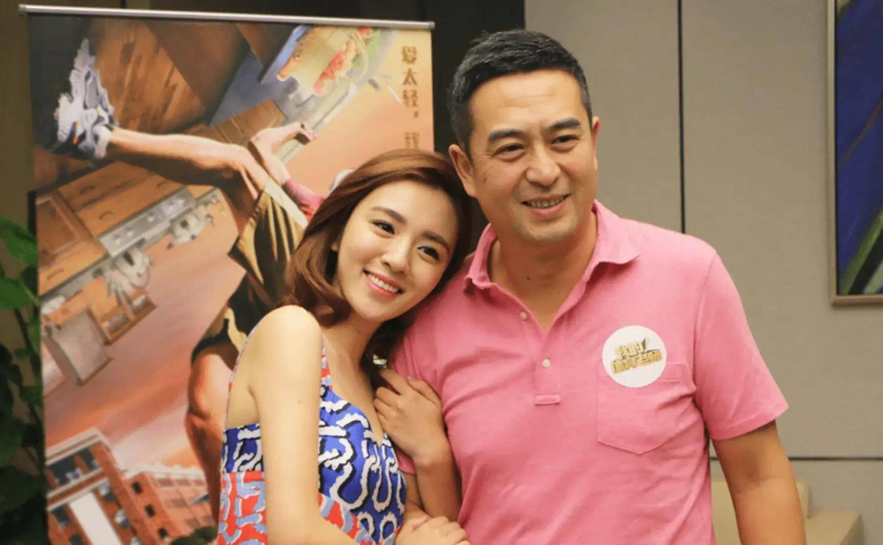 王晓晨弯腰,张嘉译眼神藏不住!网友:太明显了!_观众_角色_演技