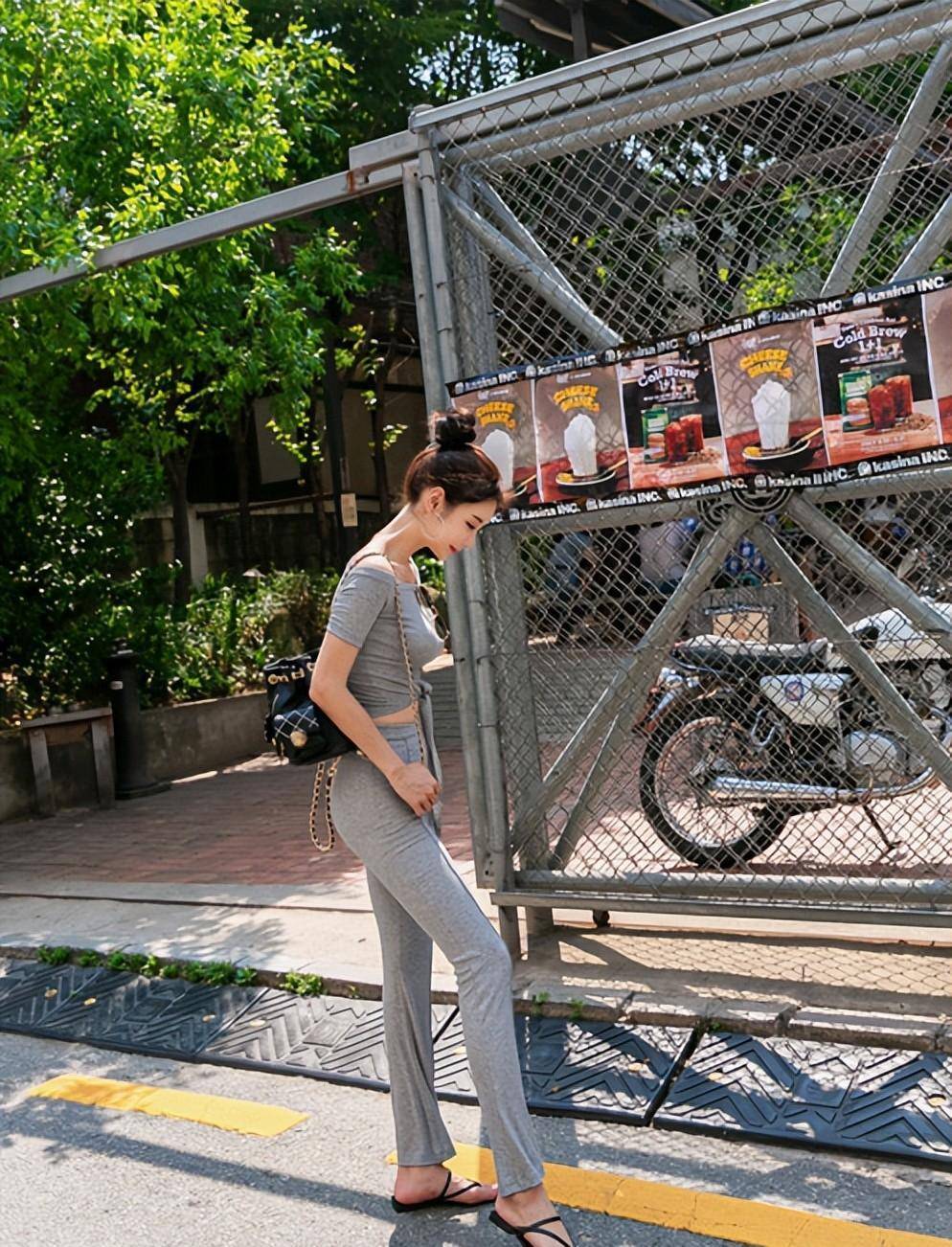 名模孙允珠穿的活力灰色运动装,轻松看起来尽显至尊风范_运动服_造型