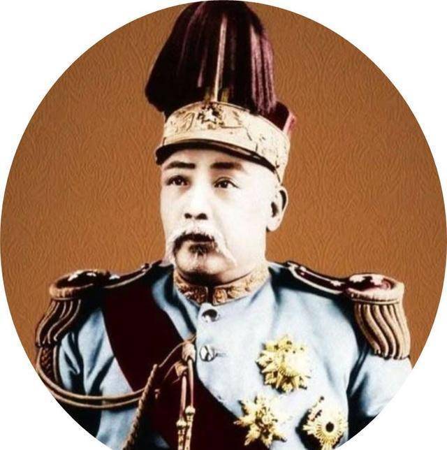 1915年12月袁世凯自称皇帝,83天后取消帝制,成为中国第一位也是最后