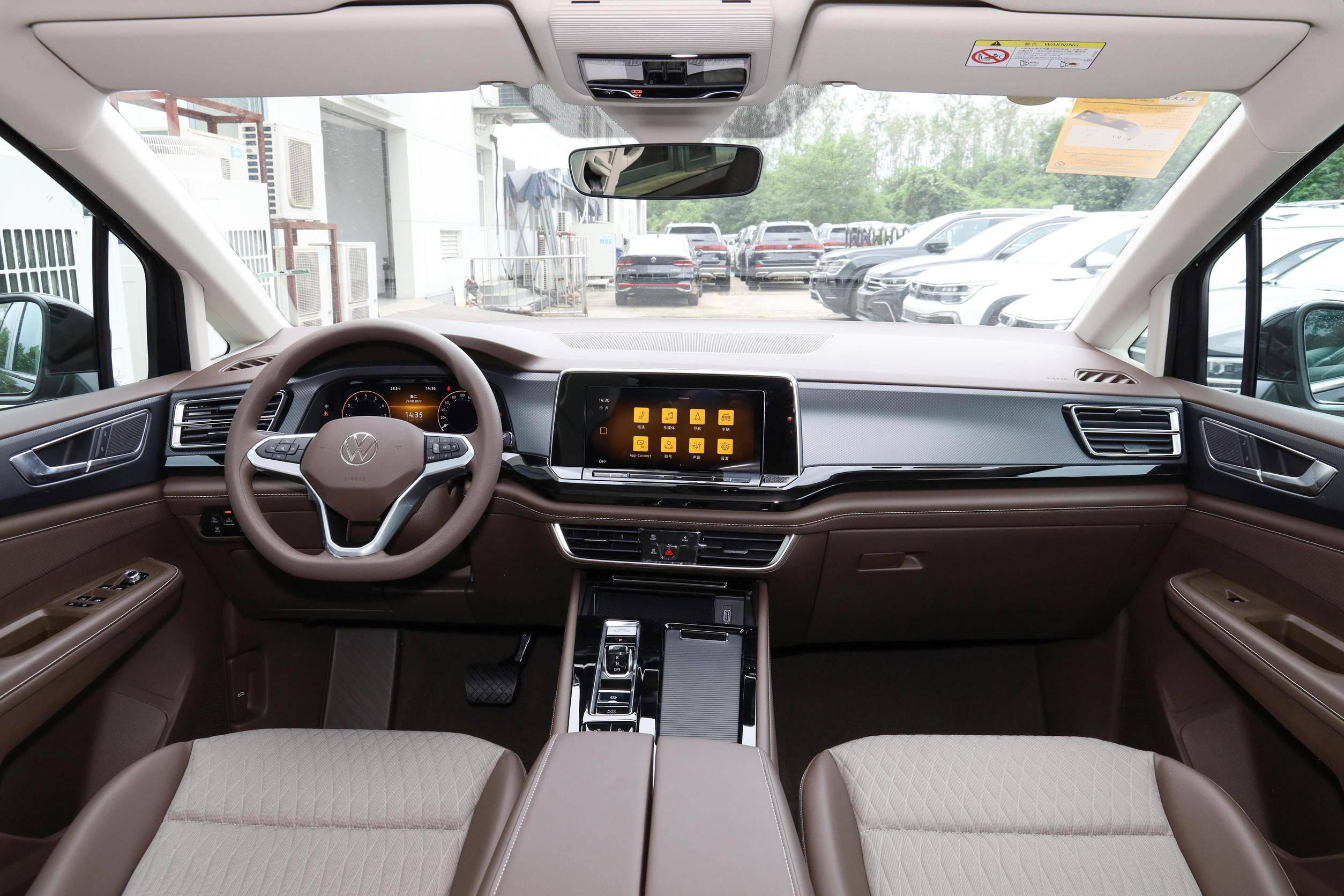 内饰方面,大众威然的车内则采用了简洁且规整的设计风格,规整的中控台