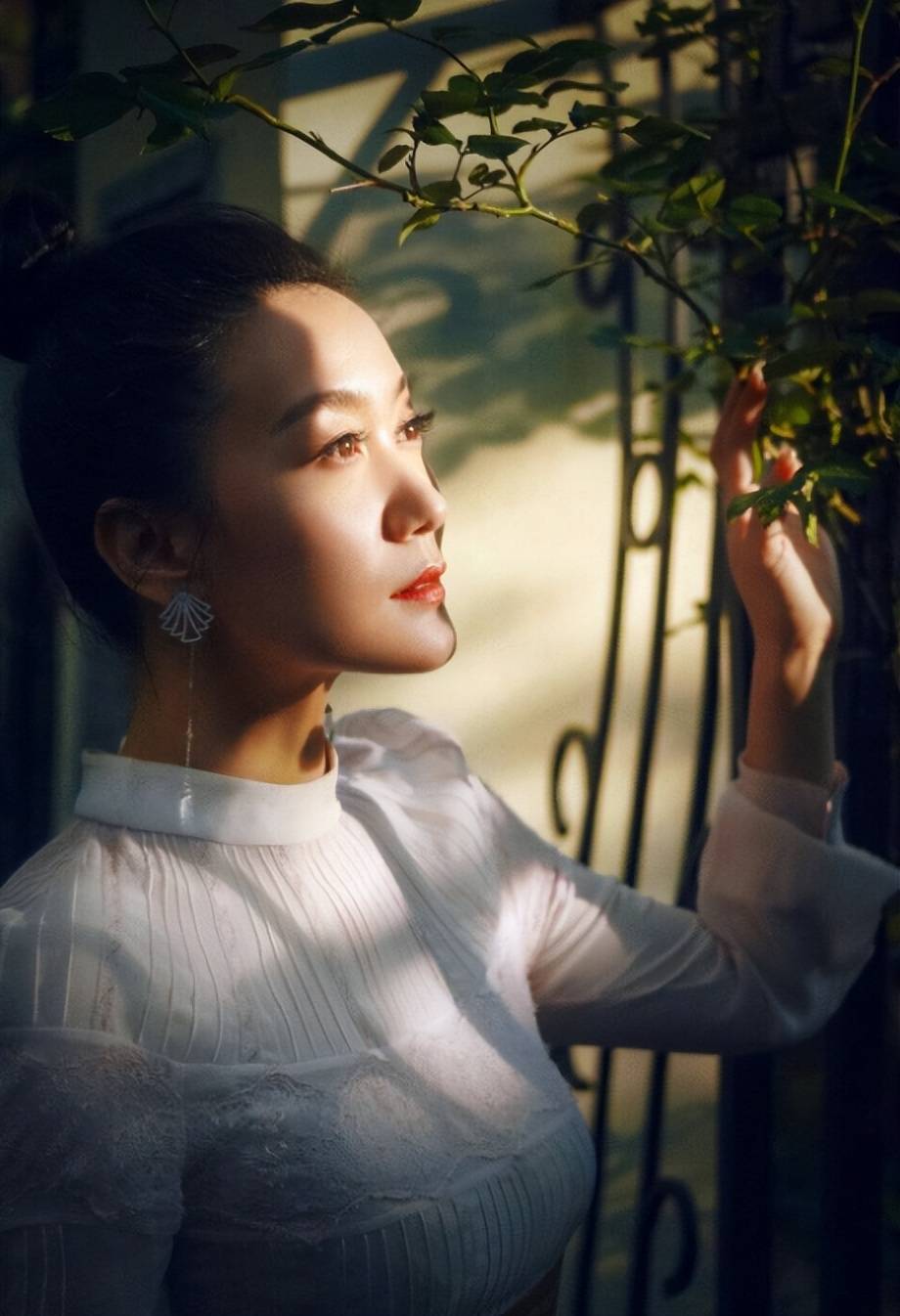 随着时光流转,邓中翰心中早已渐生了一个坚定的决定,他想将谭晶永远地