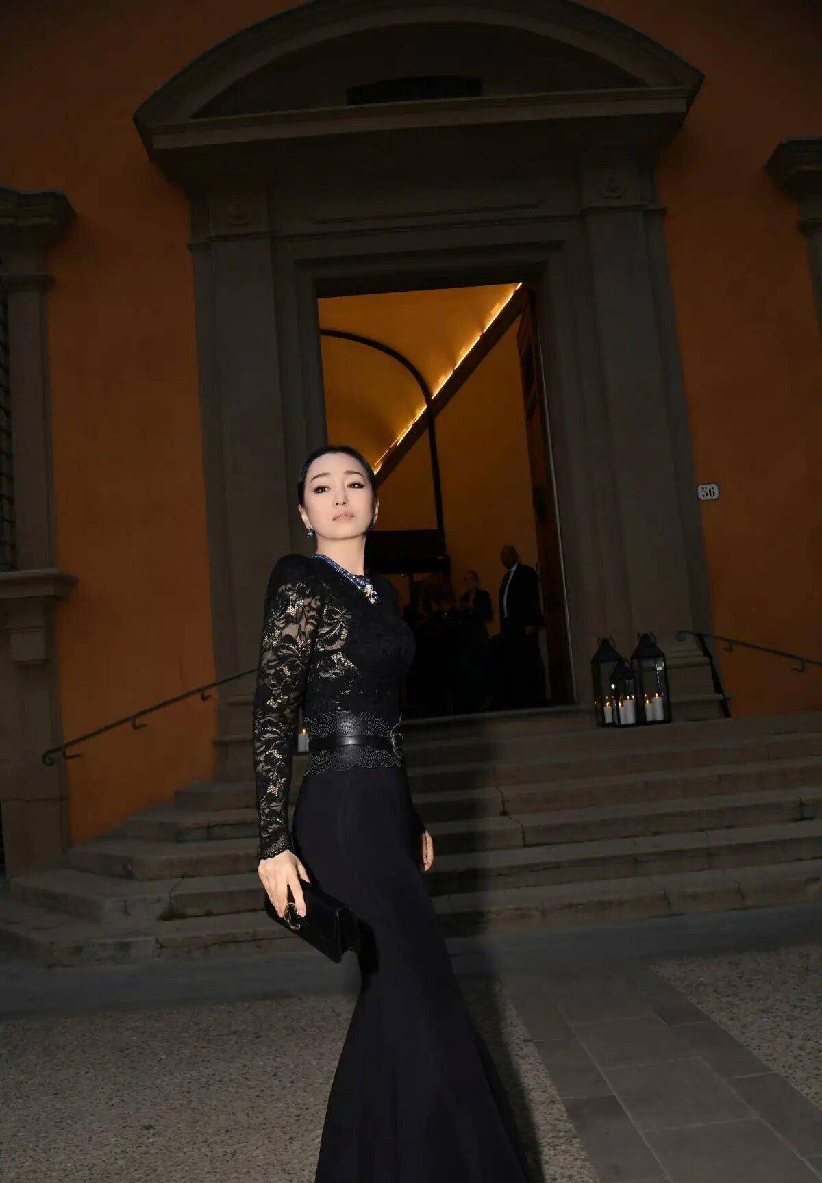 巩俐越老越有韵味,穿黑色蕾丝连衣裙秀出魔鬼曲线,自信模样真美_时尚