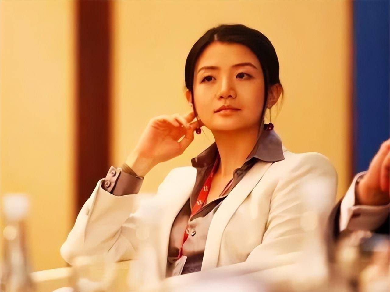 马云"三请"她出山,身价百亿依旧单身,择偶标准:别影响我工作_李颖_女