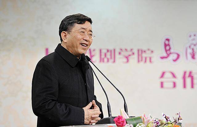 市委写作组"直接管理,这个写作班子以"石一歌"为笔名发表大批判文章