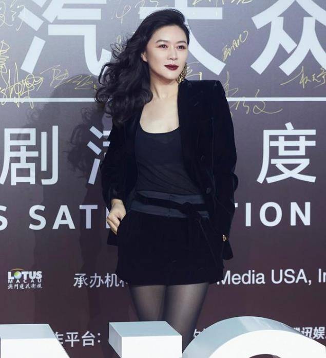 田海蓉才是真正的女王,黑丝袜羊毛套装太霸气了!_时尚_气质_女明星