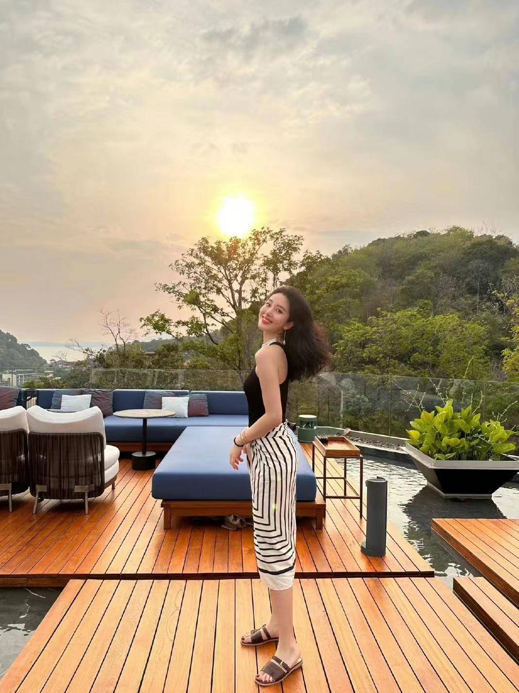 杨采钰海边度假,身穿黑色背心条纹裙,显得知性优雅_时尚_裙子_海滩