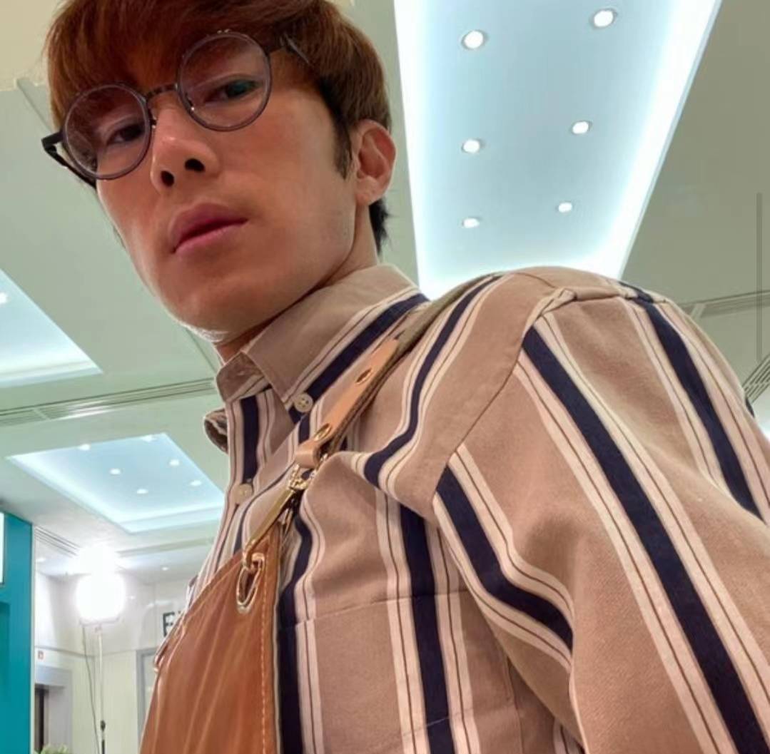 但早期,他更多的是一名编舞,因为麦秋成一直崇拜郭富城,所以他学会了