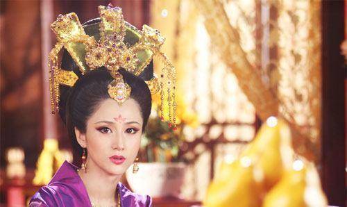 一次萧宝卷和潘玉儿在外游玩,宫殿内火光冲天.