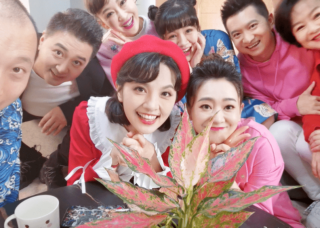 55岁鞠萍穿红衣现身,47岁小鹿姐姐冻龄似少女_妹妹_陈怡_娱乐