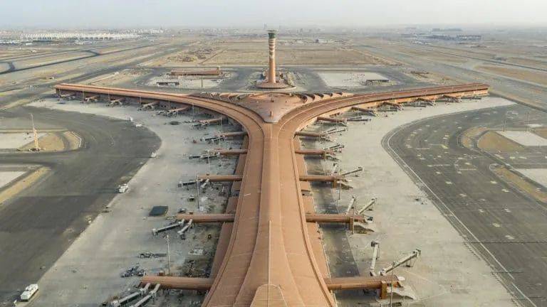 吉达国际机场耗资约53亿美元,共有三条跑道,四座航站楼