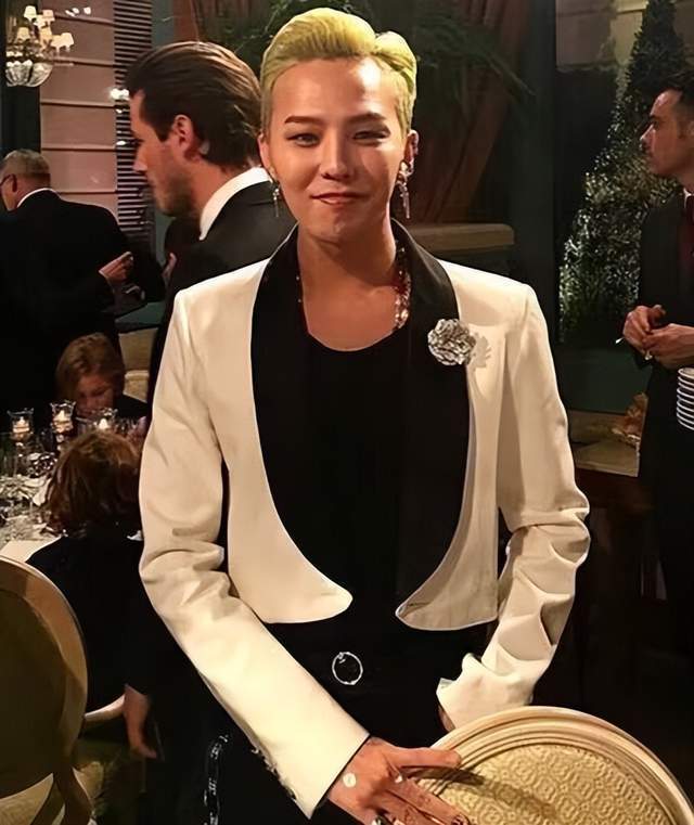 权志龙药检结果正式出炉,检测呈阴性,警局门口嘟嘴卖萌接受采访_外界