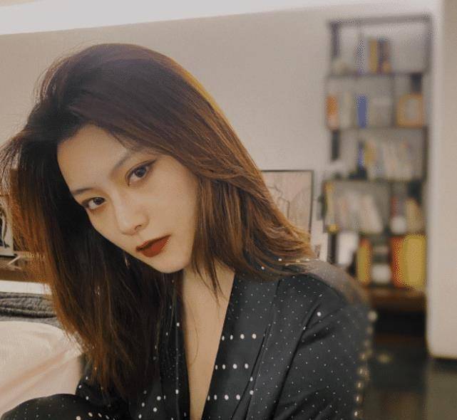 原创她是《唐探2》里的顶级女黑客kiko,如今剪成短发后,美炸了_尚语贤