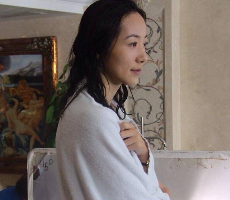 原来韩雪真人长这样,游泳时脸被水浸湿导致"脱妆",素颜让人愣_娱乐