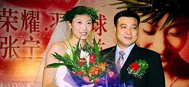 2004年10月8日,张宁获得雅典奥运会羽毛球女单冠军后,于洋为她补办了