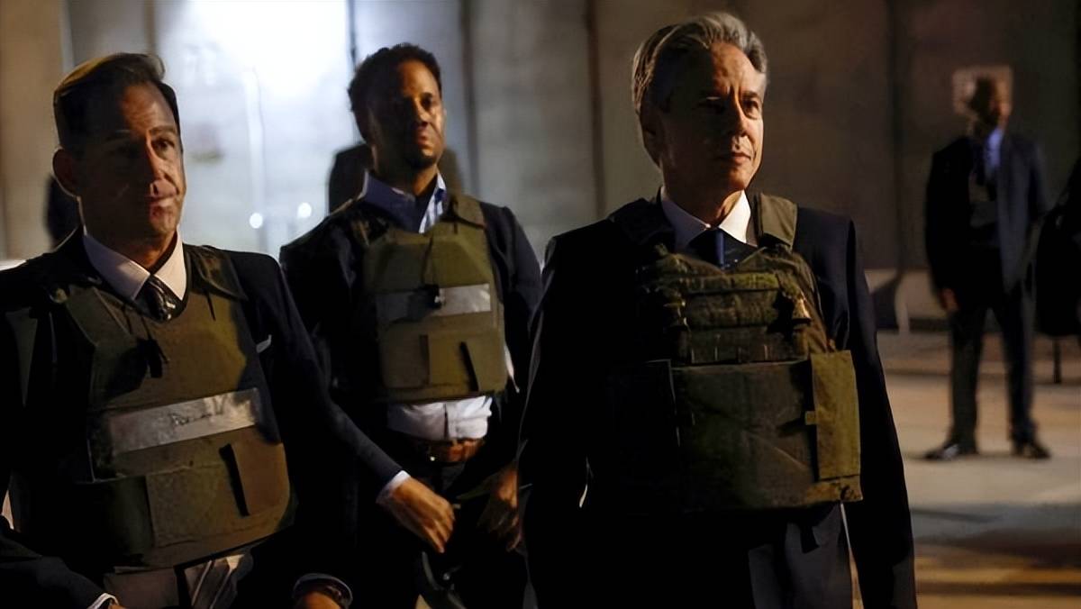 西装套着厚厚的防弹衣,布林肯突访伊拉克,暴露了美国的担忧_美军基地