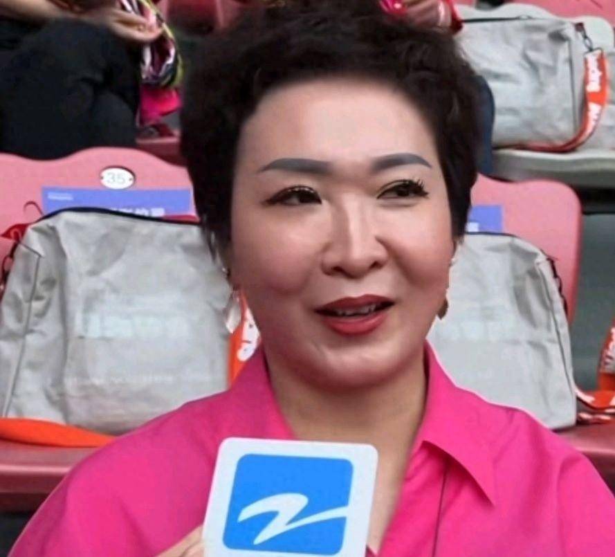 吴艳妮闪耀成都网红街,以酷炫步伐引领时尚潮流!_魅力_网友_田径