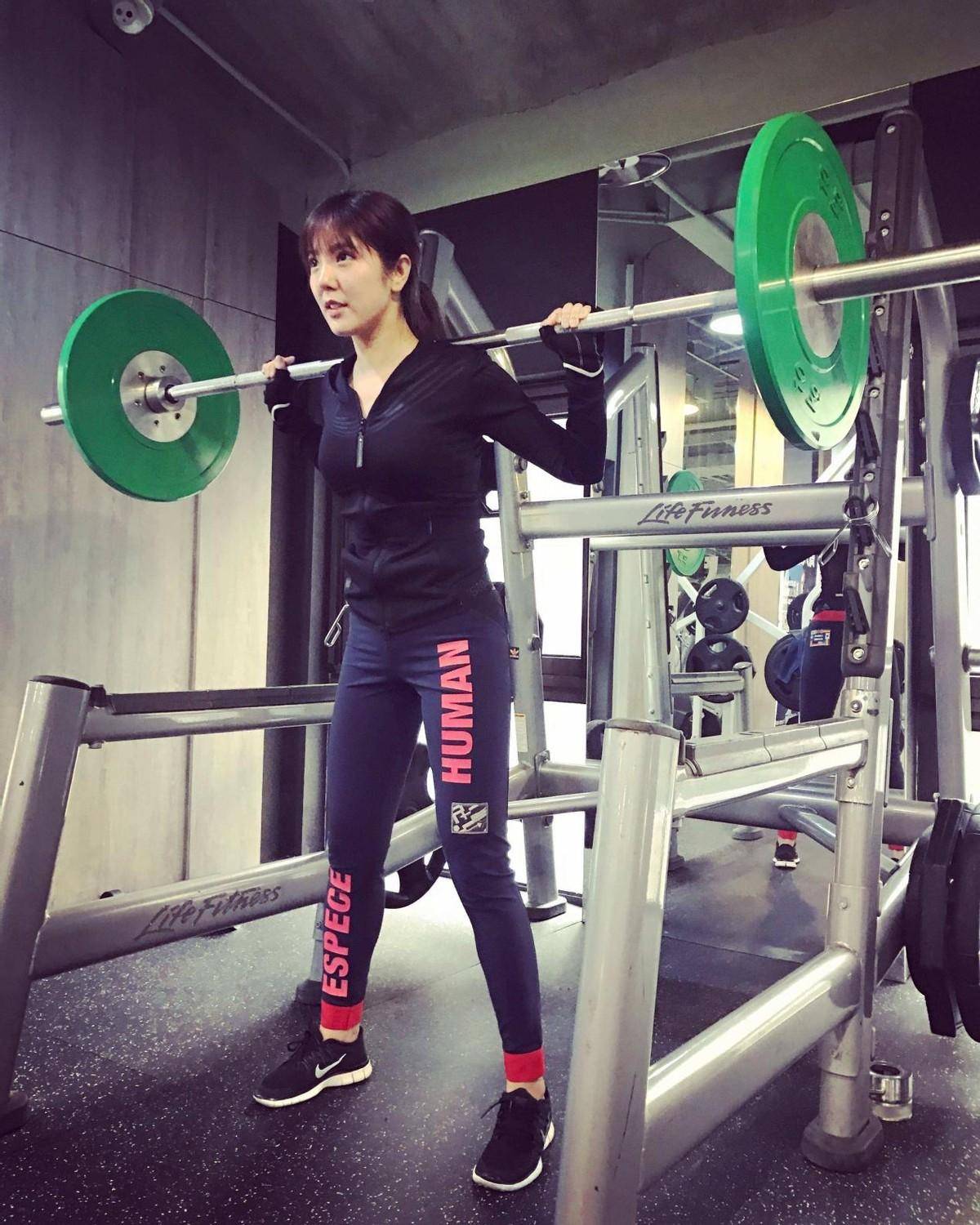 假小子变宅男女神,赵奕欢如何从一夜爆红到黯淡离场_父母_时尚_妈妈