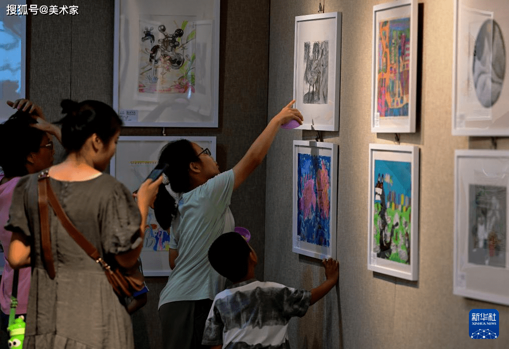 11月5日,觀眾走過兒童畫畫展現場.