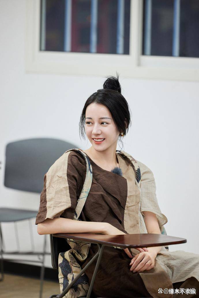 迪丽热巴《花少5》引争议,不穿拖鞋被嘲太邋遢,更多行为被扒_网友