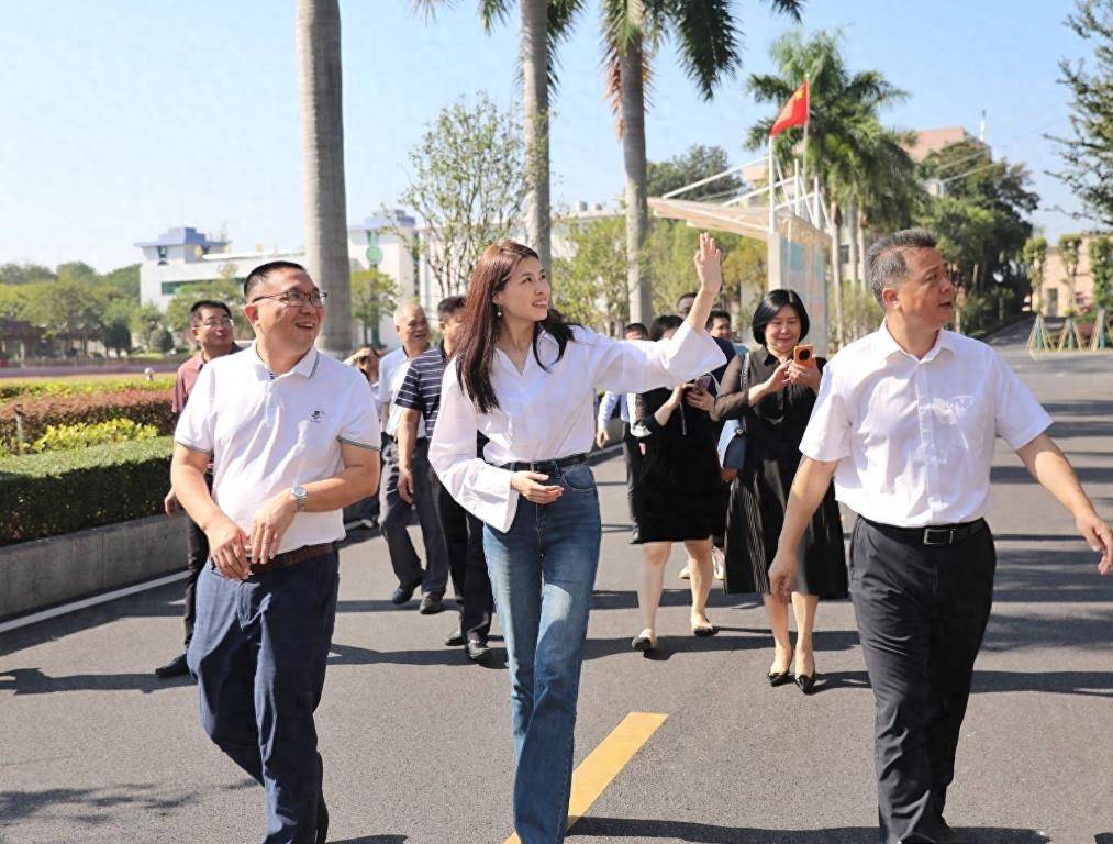 比利时王妃李然身穿白衬衫牛仔裤回父母家,清纯气质捕捉00后女人王储