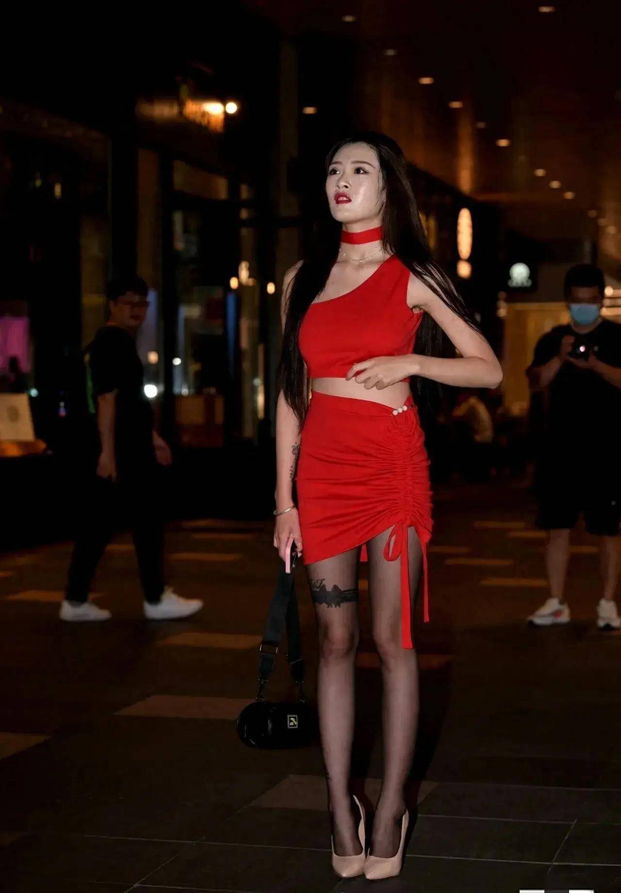夜晚的重庆解放碑步行街:红衣模特陈尔琳的惊艳瞬间_设计_鲜红色_上衣
