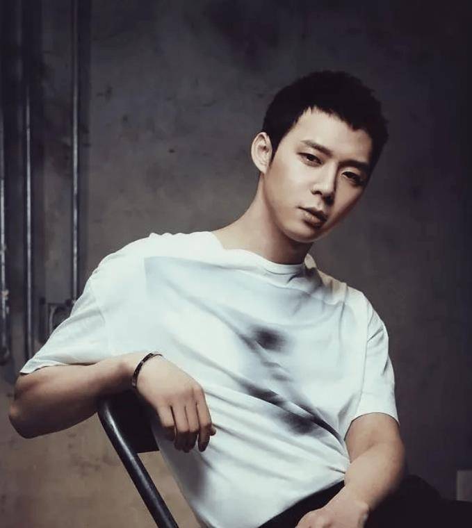 朴有天因为要在美国完成学业,不得不和父亲一起生活在国外.