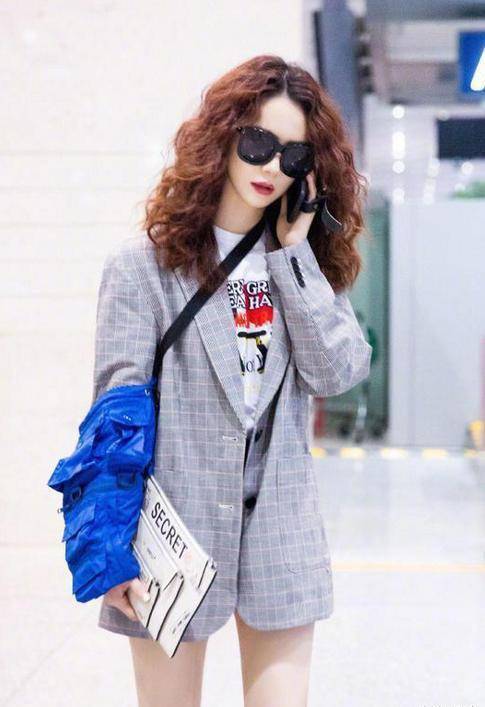 戚薇穿搭堪称时装秀,头顶泡面头搭印花白t恤叠加西装,花样式秀腿真是