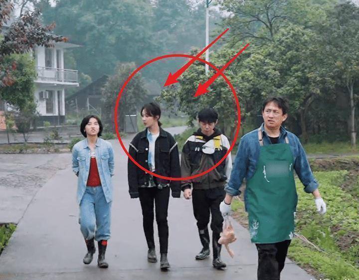 何炅真有172cm?与167cm的杨紫同框时,有无说谎很明显_身高_官方_感觉